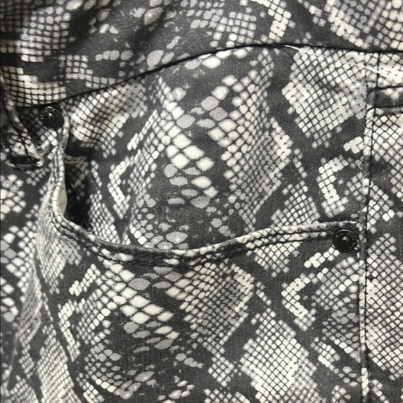 Seven7 Black and White Skinny Pants with Vintage Print - Picture 3 of 10